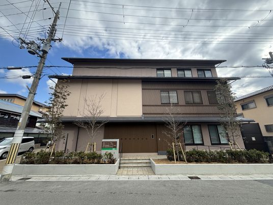 平屋建ての建物エントランス