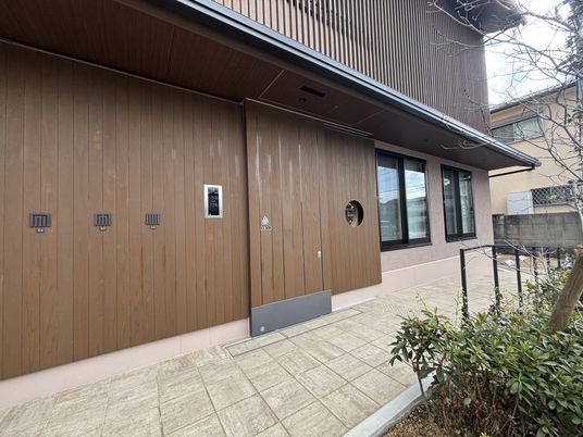 施設前のエントランス外観
