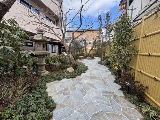 緑豊かな石畳の庭