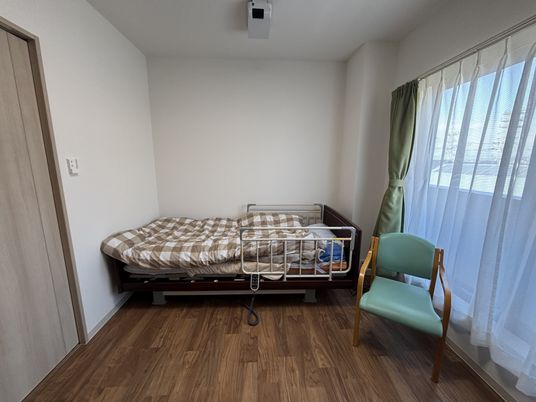 居室のベッドと窓