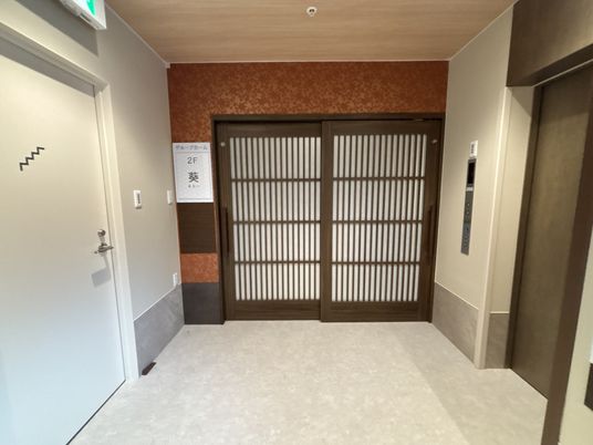 エレベーター前の待合スペース