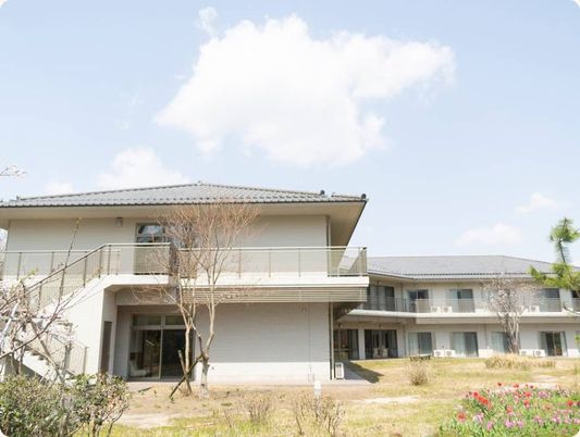 明るい外観の建物  