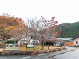 紅葉に囲まれた建物