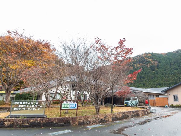 紅葉に囲まれた建物