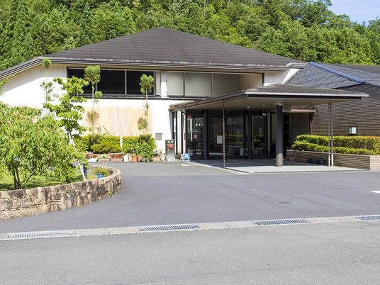 緑に囲まれた外観  