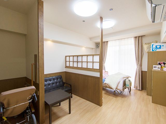 引き戸付きの居室 居室 プライバシーを保ちながら過ごせる引き戸付きの個室です。自然光が差し込む明るい空間で快適に働けます。