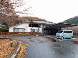 自然に囲まれた外観