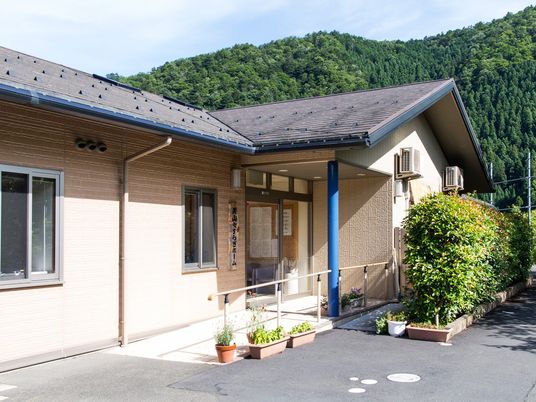 山あいの建物外観  