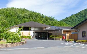 緑に囲まれた建物