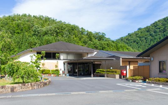 緑に囲まれた建物