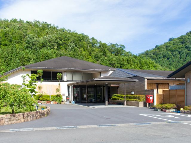 緑に囲まれた建物 外観 豊かな自然に囲まれた場所で、リラックスした環境で働けます。広々とした駐車スペースもあります。