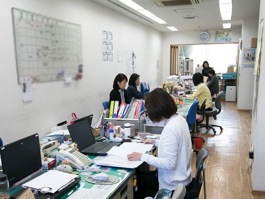 事務作業中の事務室  
