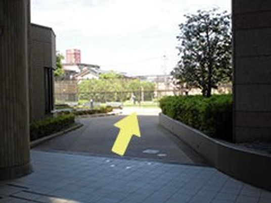 建物間の通路先の中庭  