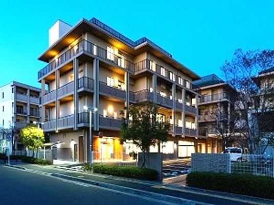 夕景の建物外観  