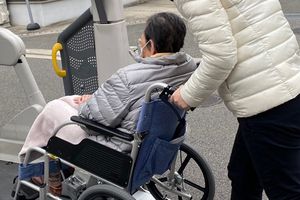 車椅子を押す様子の外