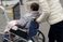 車椅子を押す様子の外
