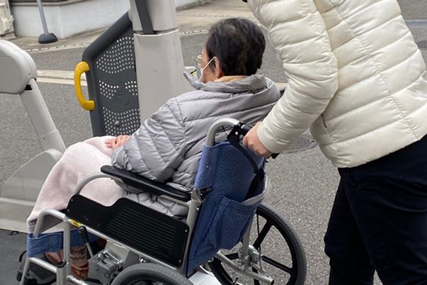 車椅子を押す様子の外