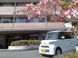 施設外観と送迎車  