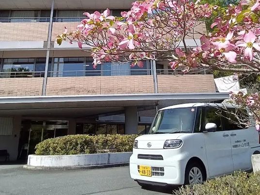 施設外観と送迎車  
