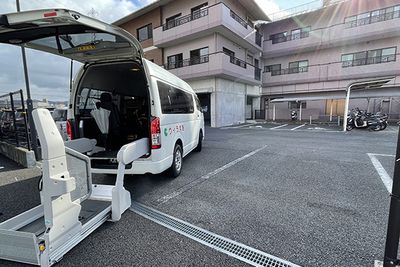 車椅子用リフトのある駐車場