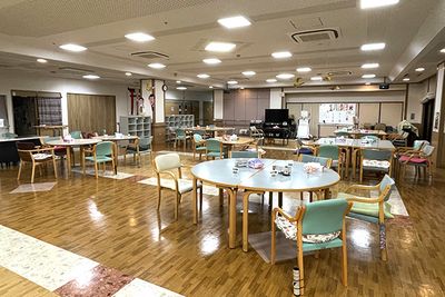 自然光の入る食堂