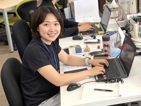 スタッフが机で作業する執務スペース  