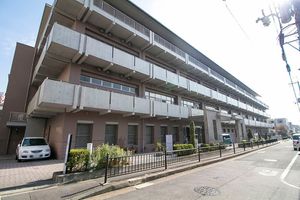 大きな建物の外観