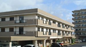 車寄せのある建物外観