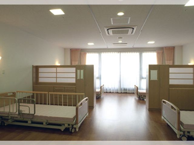 広々とした居室 居室 明るい自然光が差し込むスペースで、ゆったりとくつろげる雰囲気です。ベッドが並んでおり快適に過ごせます。