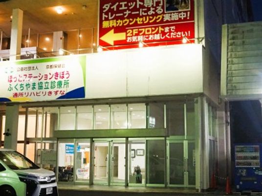 ガラス張りの建物外観  