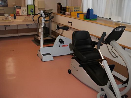 健康維持の器具が並ぶ機能訓練室  
