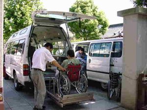 リフト機能付き車両の様子