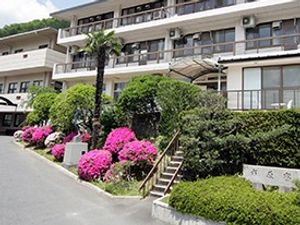 外観と植栽のある建物前  