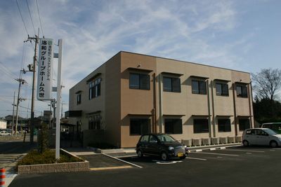 車が停まる施設の外観