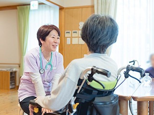 介護場面の交流 ラウンジ 自然光が差し込む場所で、和やかに交流ができます。ここで働くことで、心温まる時間を提供することが期待されます。
