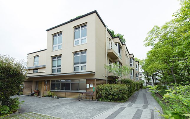 緑に囲まれた建物外観