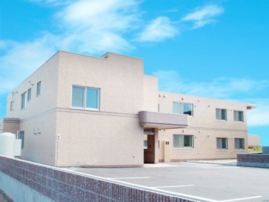 明るい日差しの外観