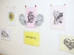壁に飾られたアート作品