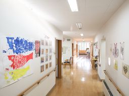 廊下に飾られた絵