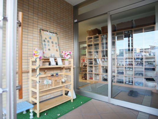 玄関のスリッパ棚と掲示板