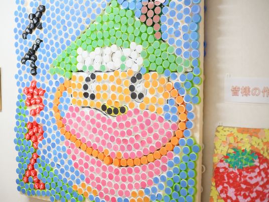 カラフルな壁面アート