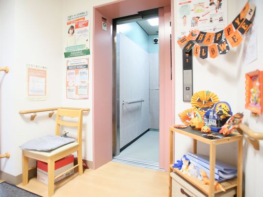 廊下の装飾と掲示物