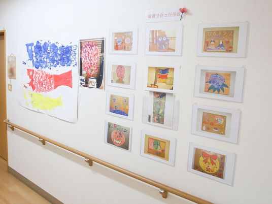 壁に飾られた色とりどりの作品