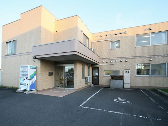 明るいエントランスの外観