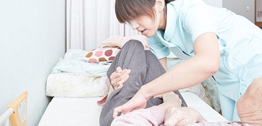 看護師が患者をケアする居室  