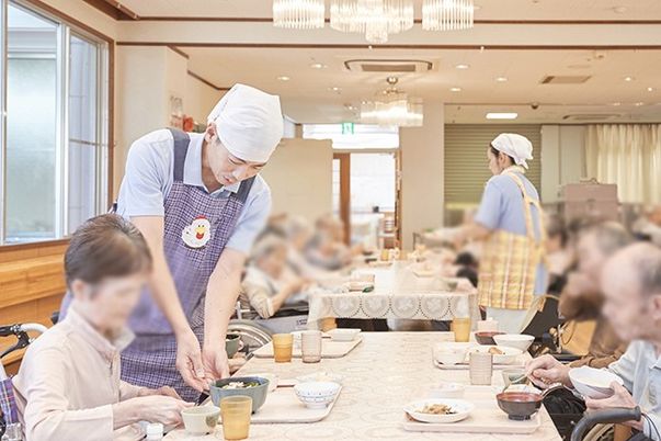 食事を楽しむ様子の食堂