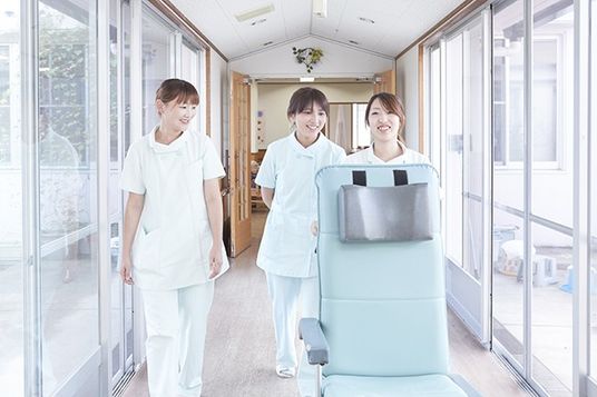 明るい廊下でのスタッフ