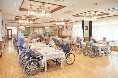 陽光が差し込む食堂