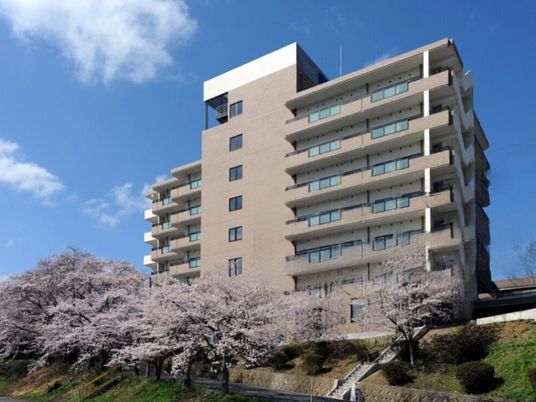 桜と建物の外観  