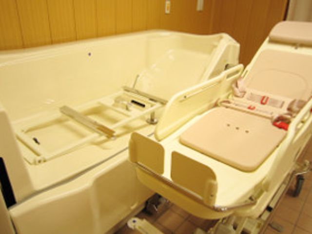 ゆったりとした浴室 浴室 安全に配慮された浴室です。手すりや広々とした造りでリラックスしながら入浴ができます。